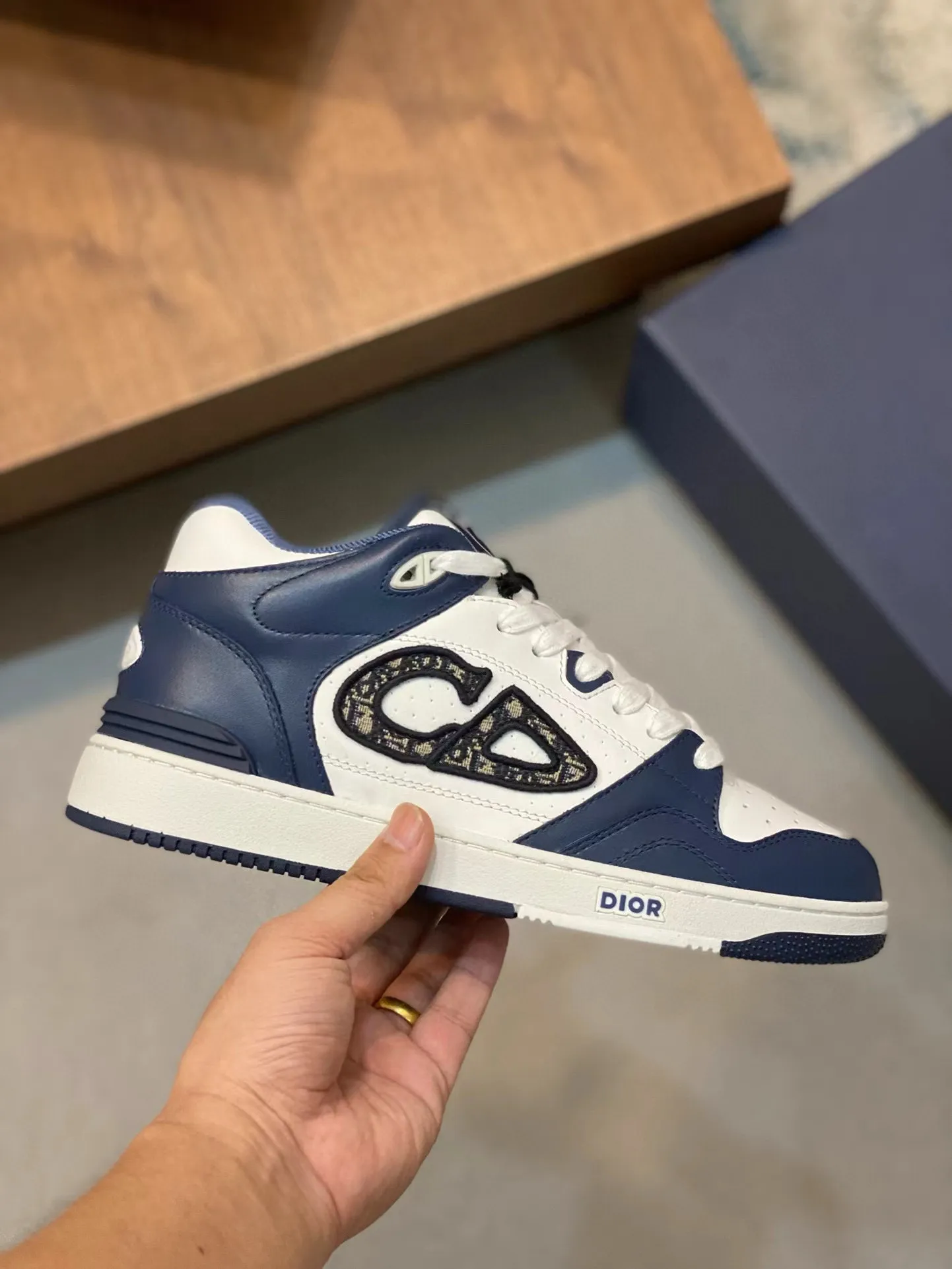 Ex-factory price: 440💰DIOB57 mid-top sneakers are shipped. This B57 mid-top sneaker is a new product in the 2024 spring men's wear series. It reinterprets the basketball shoe design and has become a classic item of Dior. Mid-top lace-up style crafted from color-blocked cow leather with contrasting suede and a CD logo displayed on the side. The tongue is decorated with the Dior B57 logo, and various distinctive details enhance the style. The CD logo eyelet details, upper stitching and rubber panels highlight the dynamic charm of its sports style. With two-color rubber sole, mesh fabric lining and cotton lining for foot padding, the upper foot is comfortable and breathable. Can be paired with a variety of clothing to create a sophisticated look. Code 38-44, (45 can be customized)